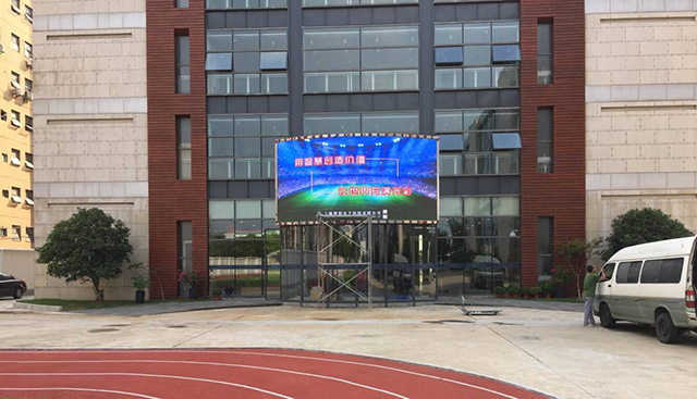 上海諾美國際學(xué)校戶外LED顯示屏由智彩科技定制、安裝