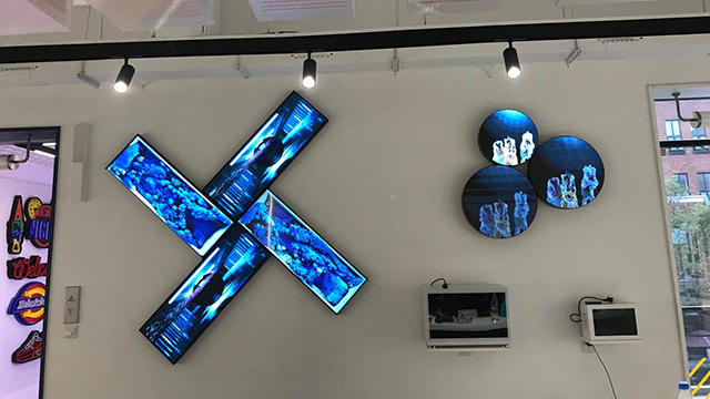 上海某公司展廳P1.667高刷條形LED屏+透明展示柜+P2.5高清LED顯示屏由智彩科技定制、安裝